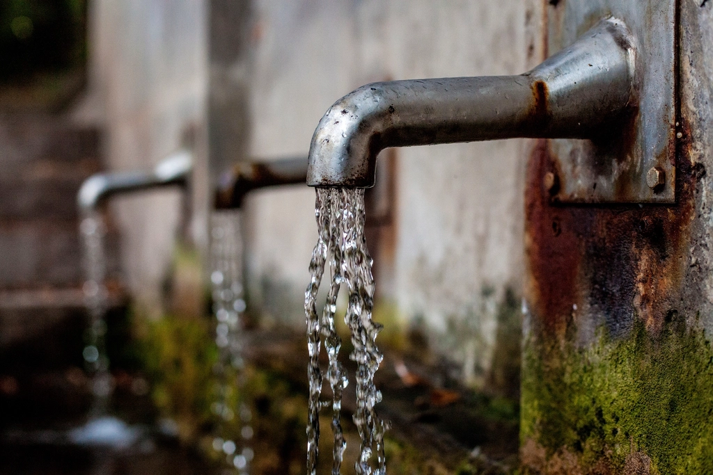 Free dripping water faucet image